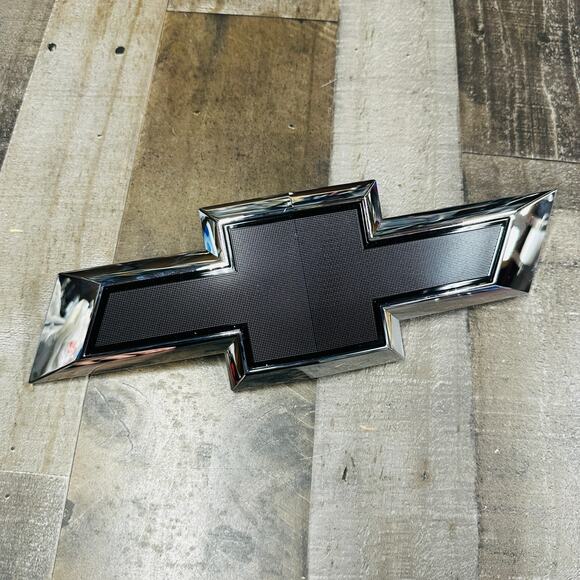 2022-2024 Chevrolet Silverado 1500 Bowtie Emblem GM OEM NEW 84890248 - Picture 1 of 6